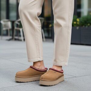UGG Tazz Platform Slippers Women’s Size 9 Chestnut